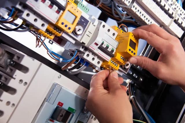Ile zarabia inżynier elektryk? Odkryj prawdziwe zarobki w Polsce