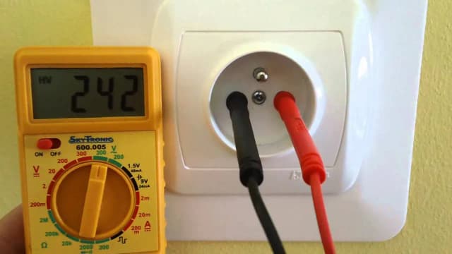 Jak sprawdzić uziemienie miernikiem i uniknąć niebezpieczeństw elektrycznych
