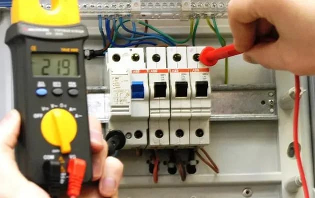 Jak sprawdzić czy uziemienie działa i uniknąć niebezpieczeństw elektrycznych