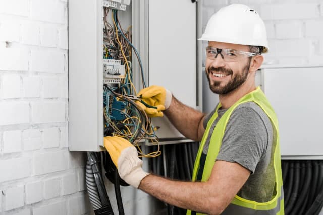 Ile za elektrykę w domu? Sprawdź, co wpływa na koszty instalacji